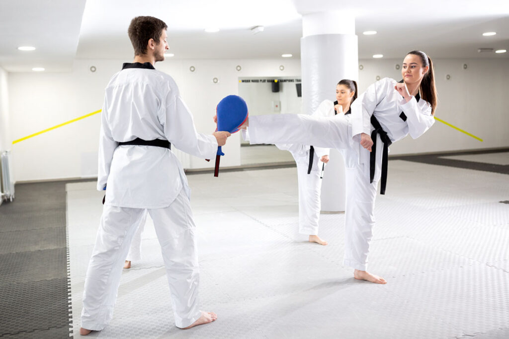 Beneficios del taekwondo: rompimientos sorprendentes y ventajas