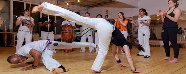 Descubre los estilos de la capoeira: técnicas de acrobacias en este arte marcial