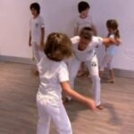 Domina la capoeira con movimientos acrobáticos y equilibrio perfecto